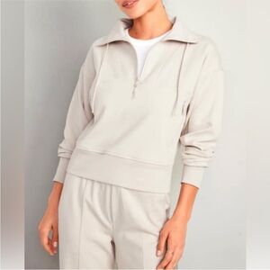 Old Navy Women's Cream Pullover sweater